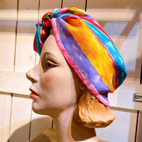 <img class='new_mark_img1' src='https://img.shop-pro.jp/img/new/icons13.gif' style='border:none;display:inline;margin:0px;padding:0px;width:auto;' />Rainbow Striped Scarf