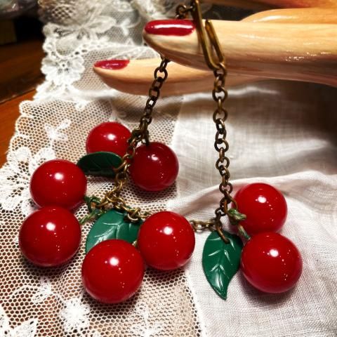 <img class='new_mark_img1' src='https://img.shop-pro.jp/img/new/icons13.gif' style='border:none;display:inline;margin:0px;padding:0px;width:auto;' />1940's Bakelite Cherry Bracelet