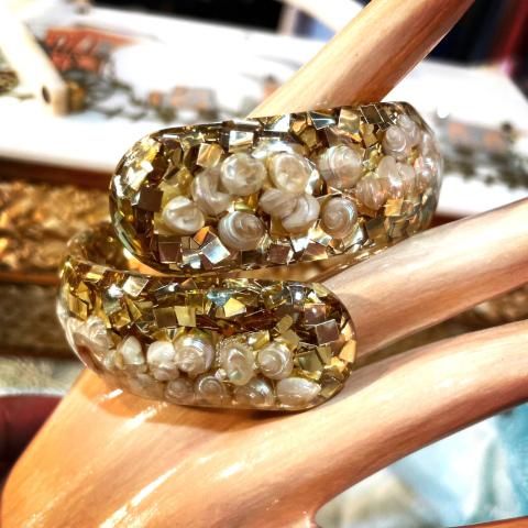 <img class='new_mark_img1' src='https://img.shop-pro.jp/img/new/icons13.gif' style='border:none;display:inline;margin:0px;padding:0px;width:auto;' />Shell & Confetti Lucite Bangle