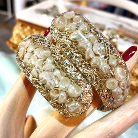 <img class='new_mark_img1' src='https://img.shop-pro.jp/img/new/icons13.gif' style='border:none;display:inline;margin:0px;padding:0px;width:auto;' />Shell & Confetti Lucite Bangle