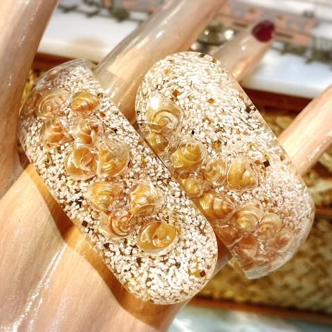 <img class='new_mark_img1' src='https://img.shop-pro.jp/img/new/icons13.gif' style='border:none;display:inline;margin:0px;padding:0px;width:auto;' />Shell & Confetti Lucite Bangle
