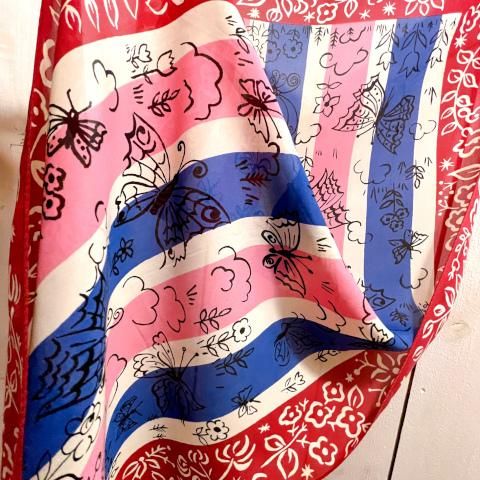 <img class='new_mark_img1' src='https://img.shop-pro.jp/img/new/icons13.gif' style='border:none;display:inline;margin:0px;padding:0px;width:auto;' />Butterfly Striped Scarf