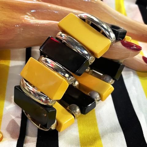 <img class='new_mark_img1' src='https://img.shop-pro.jp/img/new/icons13.gif' style='border:none;display:inline;margin:0px;padding:0px;width:auto;' />Yellow & Black Bakelite Stretch Bracelet