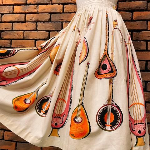<img class='new_mark_img1' src='https://img.shop-pro.jp/img/new/icons13.gif' style='border:none;display:inline;margin:0px;padding:0px;width:auto;' />Banjo Guitar Novelty Print Cotton Skirt