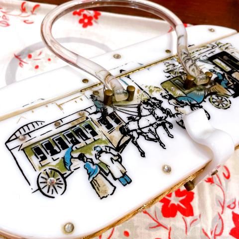 <img class='new_mark_img1' src='https://img.shop-pro.jp/img/new/icons13.gif' style='border:none;display:inline;margin:0px;padding:0px;width:auto;' />Carriages Painted Lucite Box Purse