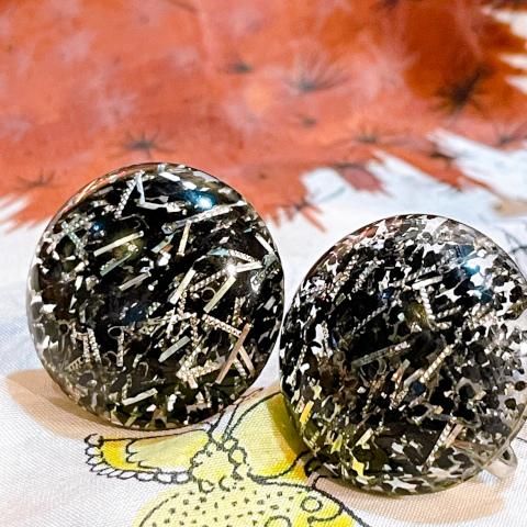 <img class='new_mark_img1' src='https://img.shop-pro.jp/img/new/icons13.gif' style='border:none;display:inline;margin:0px;padding:0px;width:auto;' />Black & Silver Confetti Lucite Earrings