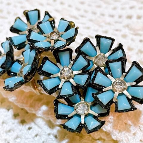 <img class='new_mark_img1' src='https://img.shop-pro.jp/img/new/icons13.gif' style='border:none;display:inline;margin:0px;padding:0px;width:auto;' />Light Blue Flowers Earrings