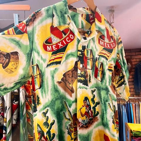 <img class='new_mark_img1' src='https://img.shop-pro.jp/img/new/icons13.gif' style='border:none;display:inline;margin:0px;padding:0px;width:auto;' />Mexican Hat & Cactus, Bullfight Print Rayon Shirt