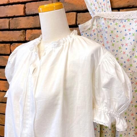 <img class='new_mark_img1' src='https://img.shop-pro.jp/img/new/icons13.gif' style='border:none;display:inline;margin:0px;padding:0px;width:auto;' />Puff Sleeve Cropped Cotton Dirndl Blouse