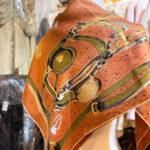 <img class='new_mark_img1' src='https://img.shop-pro.jp/img/new/icons13.gif' style='border:none;display:inline;margin:0px;padding:0px;width:auto;' />Horse Harness, Horseshoe & Hat Novelty Print Scarf