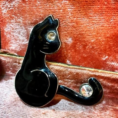 <img class='new_mark_img1' src='https://img.shop-pro.jp/img/new/icons13.gif' style='border:none;display:inline;margin:0px;padding:0px;width:auto;' />Black Cat Brooch with Swinging Tail