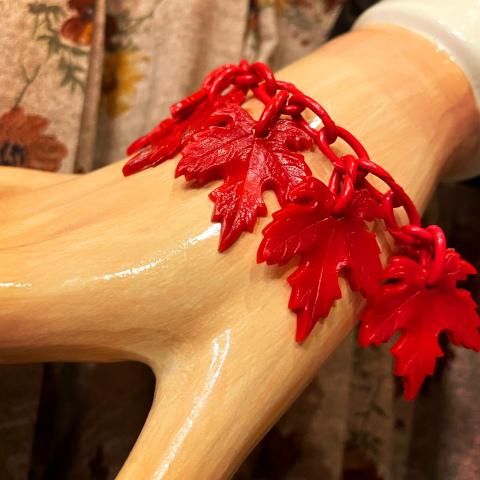 <img class='new_mark_img1' src='https://img.shop-pro.jp/img/new/icons13.gif' style='border:none;display:inline;margin:0px;padding:0px;width:auto;' />1940's Maple Leaf Celluloid Bracelet