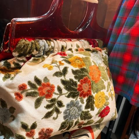 <img class='new_mark_img1' src='https://img.shop-pro.jp/img/new/icons13.gif' style='border:none;display:inline;margin:0px;padding:0px;width:auto;' />Floral Carpet Tapestry Purse with Plastic Handle