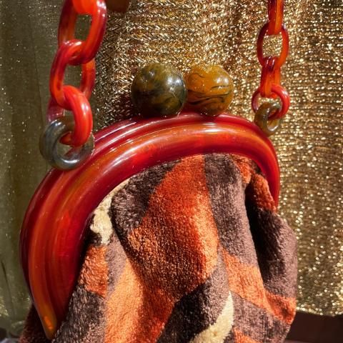 <img class='new_mark_img1' src='https://img.shop-pro.jp/img/new/icons13.gif' style='border:none;display:inline;margin:0px;padding:0px;width:auto;' />1950's Lucite Frame & Clasp, Chain, Velour Purse