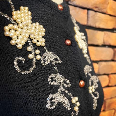 <img class='new_mark_img1' src='https://img.shop-pro.jp/img/new/icons13.gif' style='border:none;display:inline;margin:0px;padding:0px;width:auto;' />1950's Pearl Beaded Black Knit Cardigan