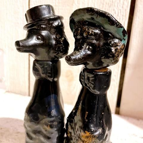 <img class='new_mark_img1' src='https://img.shop-pro.jp/img/new/icons13.gif' style='border:none;display:inline;margin:0px;padding:0px;width:auto;' />Black Poodle Ceramic Vinegar & Oil Decanters