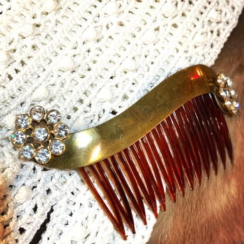 <img class='new_mark_img1' src='https://img.shop-pro.jp/img/new/icons13.gif' style='border:none;display:inline;margin:0px;padding:0px;width:auto;' />Brass Top & Rhinestones Hair Comb