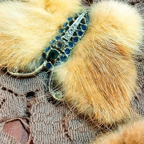 <img class='new_mark_img1' src='https://img.shop-pro.jp/img/new/icons13.gif' style='border:none;display:inline;margin:0px;padding:0px;width:auto;' />1950's Mink Fur Butterfly Brooch with Rhinestones 