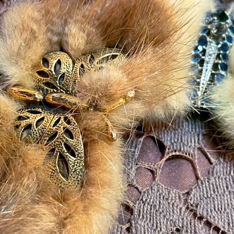 <img class='new_mark_img1' src='https://img.shop-pro.jp/img/new/icons13.gif' style='border:none;display:inline;margin:0px;padding:0px;width:auto;' />1950's Mink Fur Butterfly Brooch with Gold Body