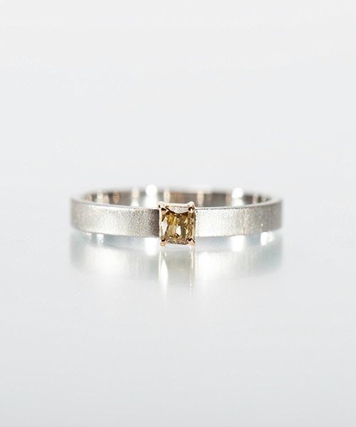 NR86 / Square cut Diamond Ring (golden yellow)