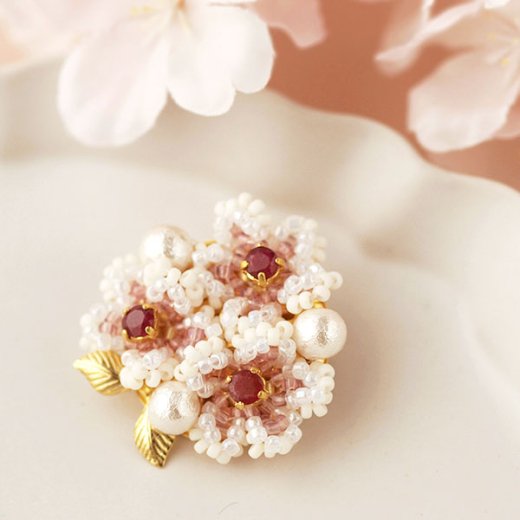 ビーズステッチで桜の花を作るキットです | さくら(ルビー)・ブローチキット(針と糸付き)【送料無料】 - ビーズアクセサリーキット販売　+Beads  (プラスビーズ)