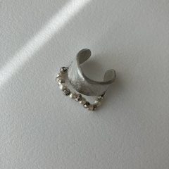 ear cuff and ring(ivory)A<img class='new_mark_img2' src='https://img.shop-pro.jp/img/new/icons14.gif' style='border:none;display:inline;margin:0px;padding:0px;width:auto;' />