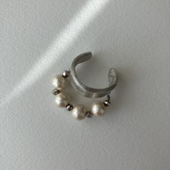 ear cuff and ring(ivory)B<img class='new_mark_img2' src='https://img.shop-pro.jp/img/new/icons14.gif' style='border:none;display:inline;margin:0px;padding:0px;width:auto;' />