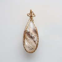 <img class='new_mark_img1' src='https://img.shop-pro.jp/img/new/icons11.gif' style='border:none;display:inline;margin:0px;padding:0px;width:auto;' />Garden Quartz Wire Pendant