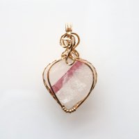 <img class='new_mark_img1' src='https://img.shop-pro.jp/img/new/icons11.gif' style='border:none;display:inline;margin:0px;padding:0px;width:auto;' />Pink Tourmaline in Quartz