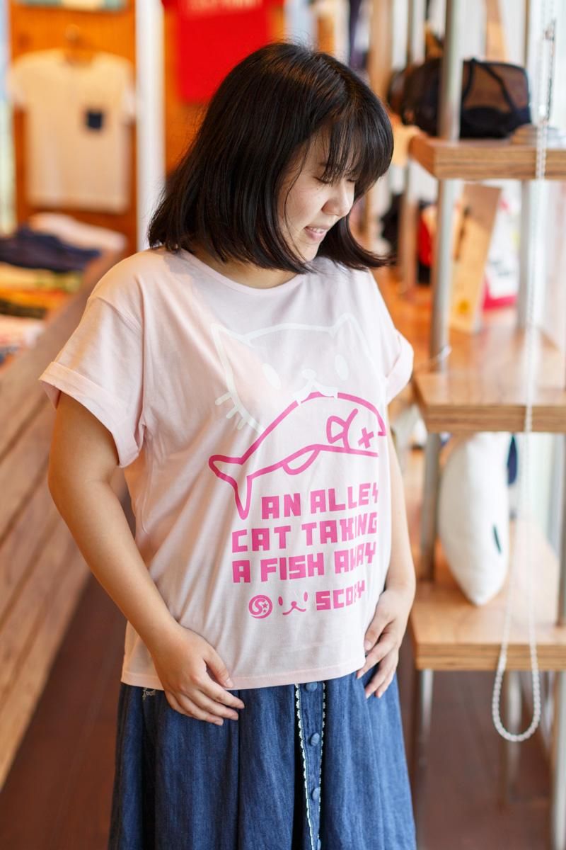 猫 おもしろ かわいい レディース ロールアップTシャツ お魚くわえたどらねこさん - フロストピンク ネコ ねこ 猫柄 雑貨 - メール便 - SCOPY スコーピー SCOPYネコTシャツ「お魚くわえたどらねこさん」ライトピンク T