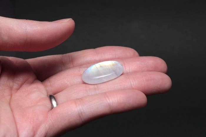 レインボームーンストーンルース【オーバル】MNSRU-008｜月の力