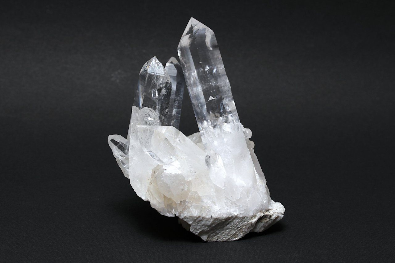 マニハール産水晶クラスター【Mサイズ】MHCLM-002｜透明感と艶やかな光沢を併せもつヒマラヤ水晶｜AMERI Stone