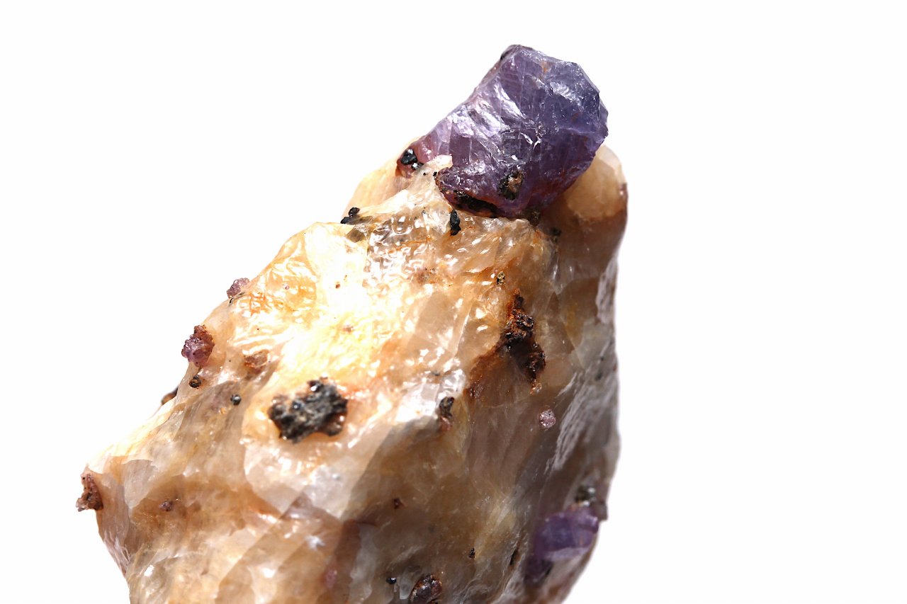 パキスタン産ルビー原石[母岩付き] RUBOR-004｜情熱を高める勝利の石