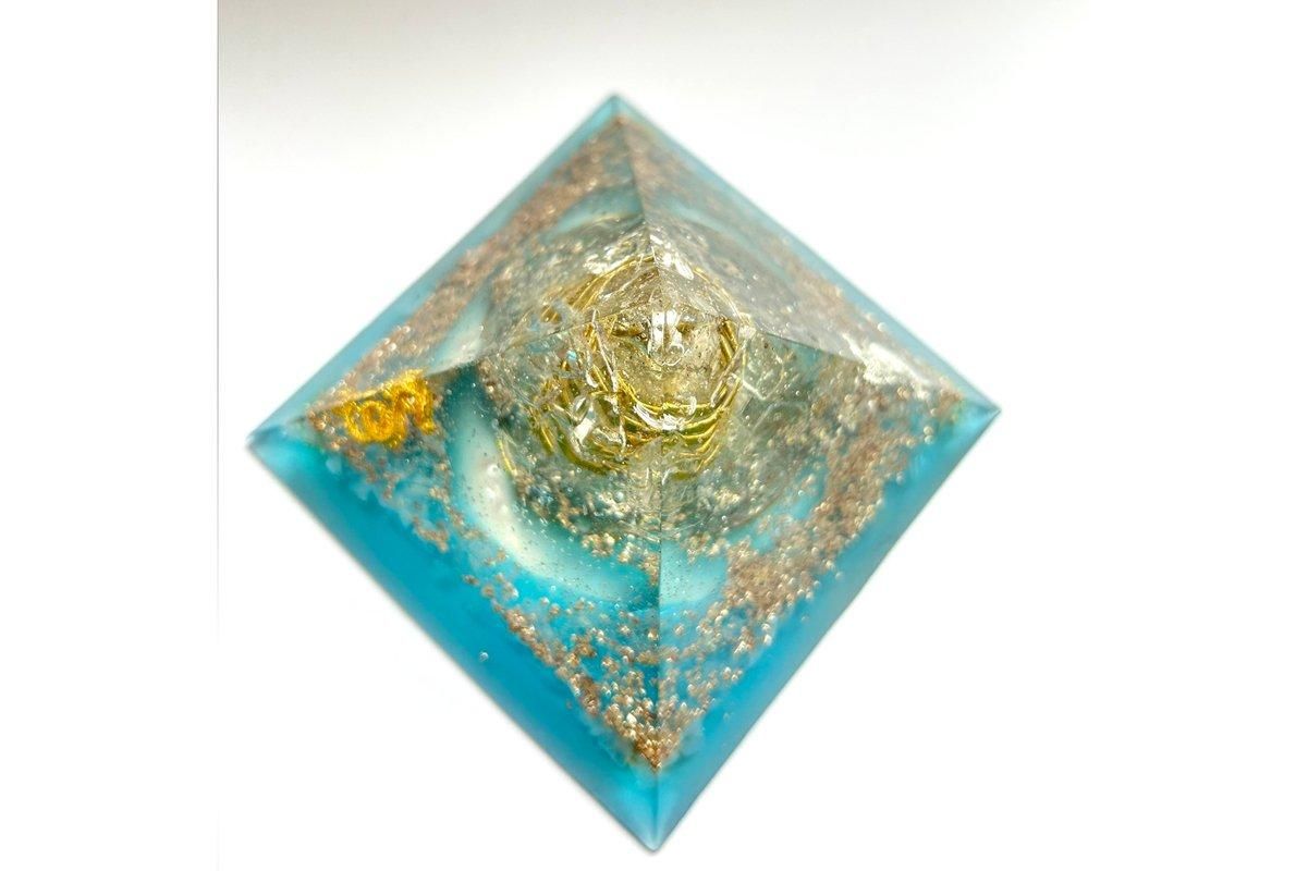 【黄金比】ドラゴンのオルゴナイト　【ピラミッド】 黄金比ピラミッドオルゴナイト Blueドラゴン｜オルゴンエネルギーを