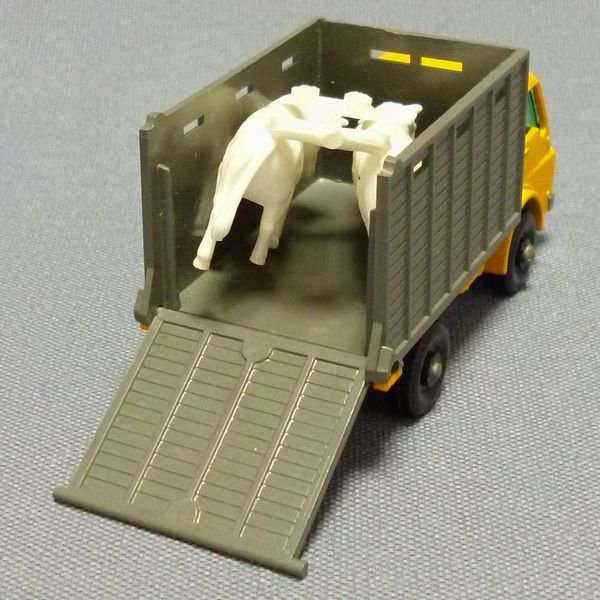 マッチボックス37C-2 ダッジ キャトルトラック 家畜運搬車 金属裏板 - 絶版ミニカーショップ Mono-Rev(モノレブ)2011サイト