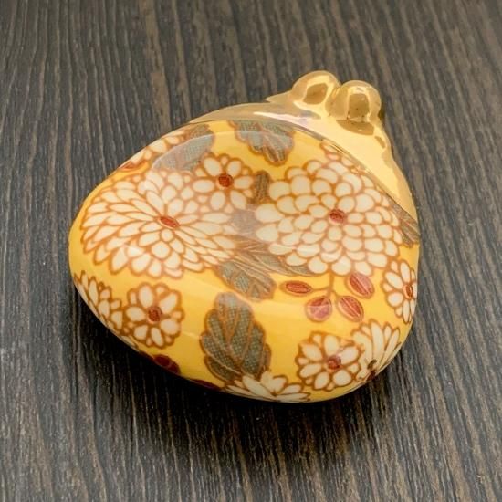 新春初売り 赤い陶器の箸置き 金色の雲模様 （手造り手描き 箸置き（大）4cm 箸・カトラリー・ピック