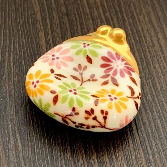 赤い陶器の箸置き 金色の雲模様 （白金彩箸置き（金・朱） - 和