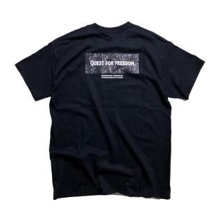 <img class='new_mark_img1' src='https://img.shop-pro.jp/img/new/icons12.gif' style='border:none;display:inline;margin:0px;padding:0px;width:auto;' />COTTON  T-SHIRT QUEST FOR FREEDOM black