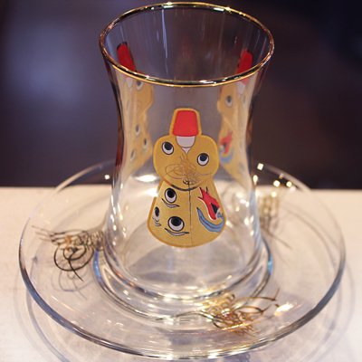 トルコのチャイグラス＆ソーサー(大)　ゴールドカフタン＆スルタン　レッドチューリップ　ナザール