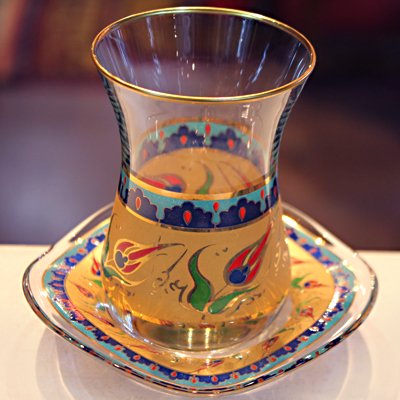 トルコのチャイグラス＆ソーサー(大)　ゴールド＆ターコイズ・ネイビー　レッドチューリップ