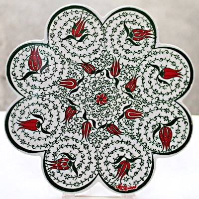 キュタフヤ陶器の鍋敷き　ホワイト＆グリーン　赤チューリップ　緑小花