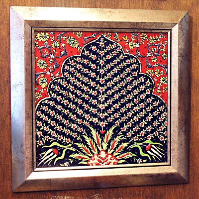 トルコキュタフヤ陶器の額入り手描きタイル(大)　ネイビー＆レッド　生命の樹