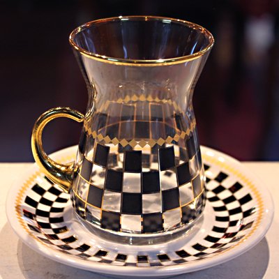トルコのチャイグラス＆陶器製ソーサー　ブラックチェック＆ゴールド　取っ手付き