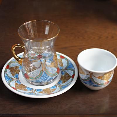 トルコのチャイグラス 陶器製ソーサー ミニカップ 取っ手付き ゴールド レッド ターコイズ ネイビーフラワー トルコ雑貨通販 倉敷ぎゃるぎゃる トルコのチャイグラス 陶器製ソーサー ミニカップ 取っ手付き ゴールド レッド ターコイズ ネイビーフラワー トルコ雑貨通販 倉敷ぎゃるぎゃる