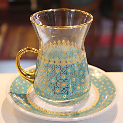 トルコのチャイグラス(大)＆陶器製ソーサー　取っ手付き　ターコイズグリーン＆ゴールドフラワー