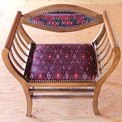 トルコの椅子　オールドキリムスツール　レッド・ネイビー・ブラック