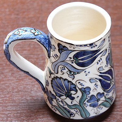 トルコ☆キュタフヤ陶器の手描きマグカップ　ビッグサイズ　ホワイト＆ネイビーフラワー