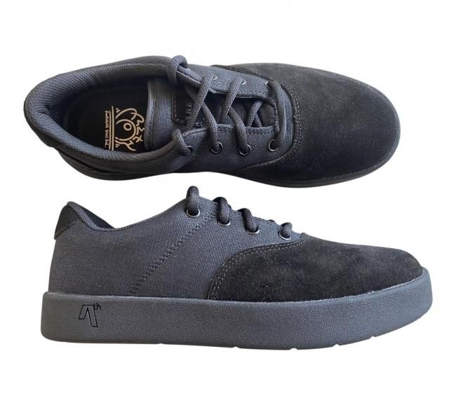 AREth " PLUG " ALL BLACK