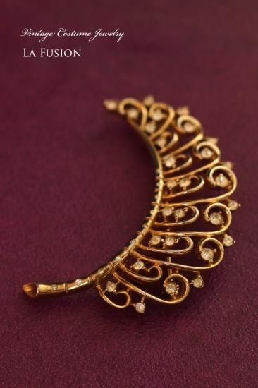 希少　トリファリ　TRIFARI PAT PEND サークル　ブローチ ゴールド Trifari＊トリファリ PAT PEND.刻印 ラインストーン瞬くフェザー