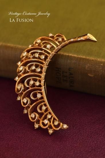 【美品】TRIFARI トリファリ / ヴィンテージ 羽ブローチ Trifari＊トリファリ PAT PEND.刻印 ラインストーン瞬くフェザー